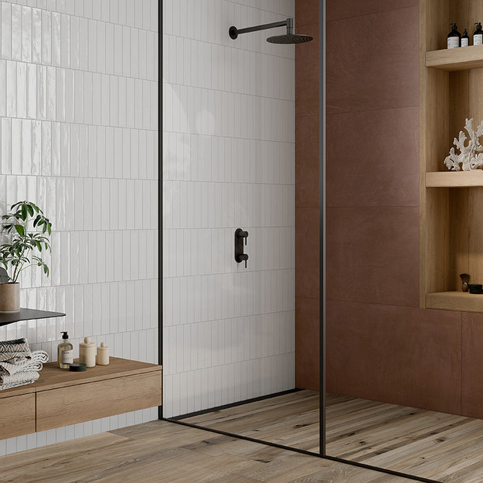 Dettaglio doccia walk in con rivestimento in gres porcellanato effetto mattoncino lucido 6x25 cm della collezione Mojave, colore White di Ceramica Rondine