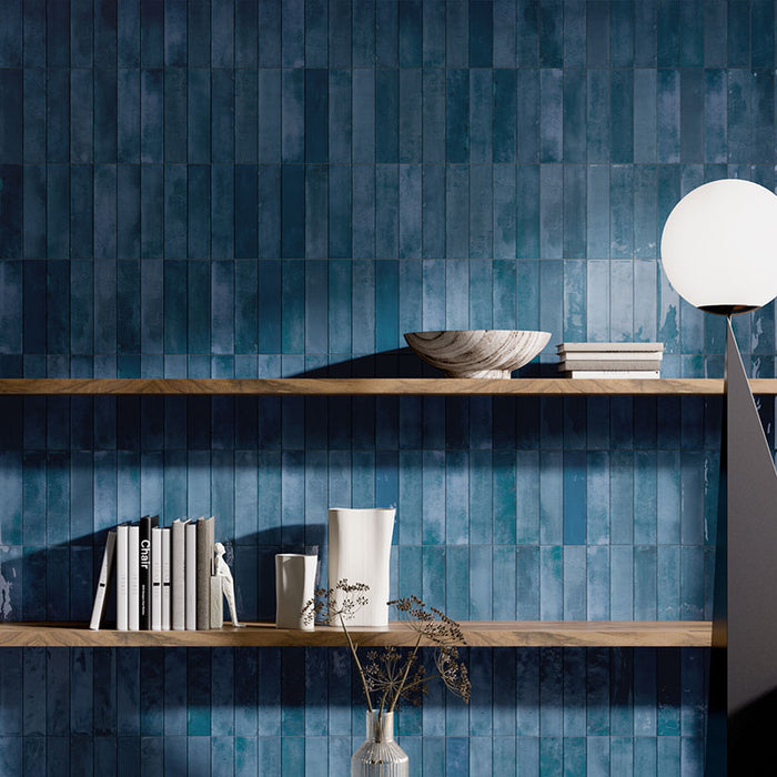 Dettaglio rivestimento in gres porcellanato effetto mattoncino lucido 6x25 cm della collezione Mojave, colore Blu di Ceramica Rondine