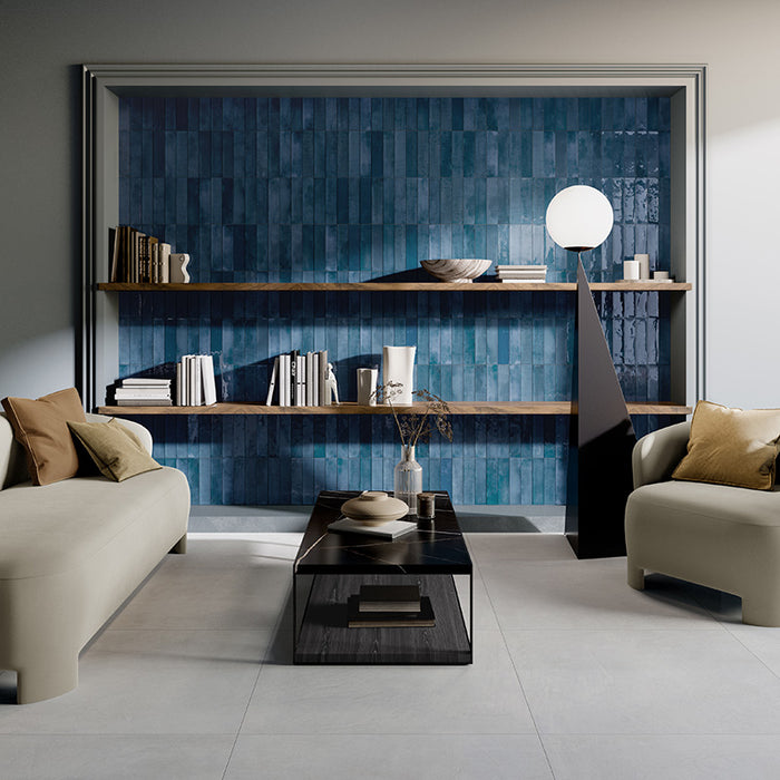 Dettaglio salotto con rivestimento in gres porcellanato effetto mattoncino lucido 6x25 cm della collezione Mojave, colore Blu di Ceramica Rondine