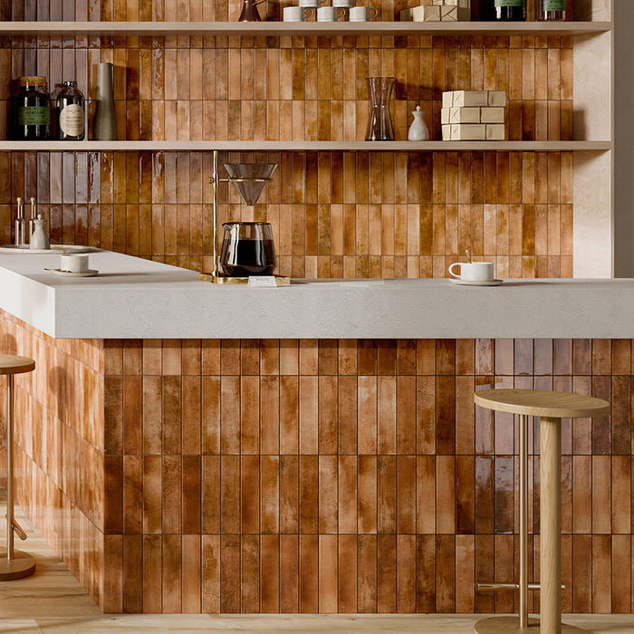 Dettaglio Bar con rivestimento in gres porcellanato effetto mattoncino lucido 6x25 cm della collezione Mojave, colore Cotto di Ceramica Rondine