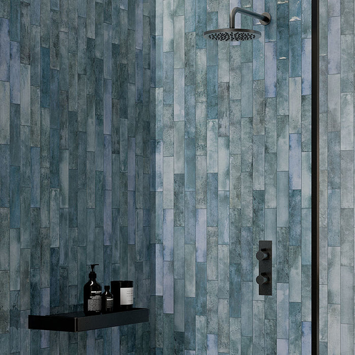 Dettaglio rivestimento in gres porcellanato effetto mattoncino lucido 6x25 cm della collezione Mojave, colore Denim di Ceramica Rondine