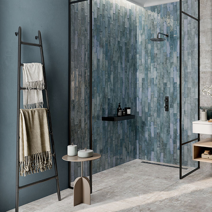 Doccia walk in con rivestimento in gres porcellanato effetto mattoncino lucido 6x25 cm della collezione Mojave, colore Denim di Ceramica Rondine