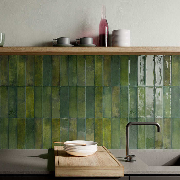 Dettaglio cucina con rivestimento in gres porcellanato effetto mattoncino lucido 6x25 cm della collezione Mojave, colore Green di Ceramica Rondine