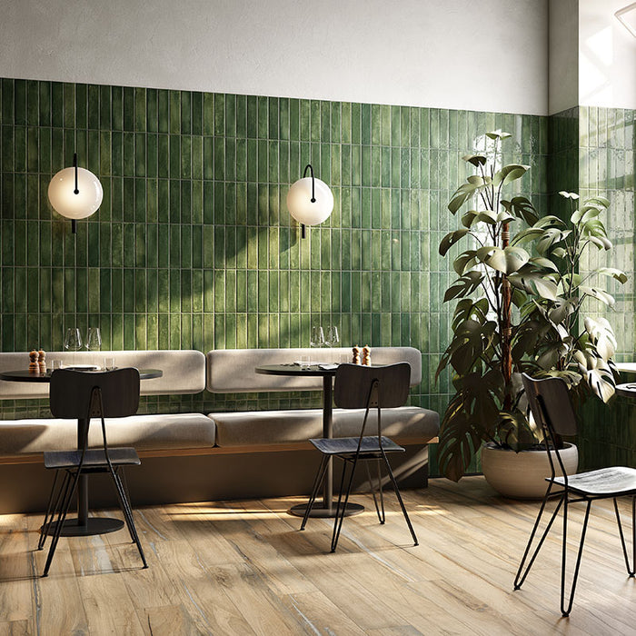 Dettaglio ristorante con rivestimento in gres porcellanato effetto mattoncino lucido 6x25 cm della collezione Mojave, colore Green di Ceramica Rondine