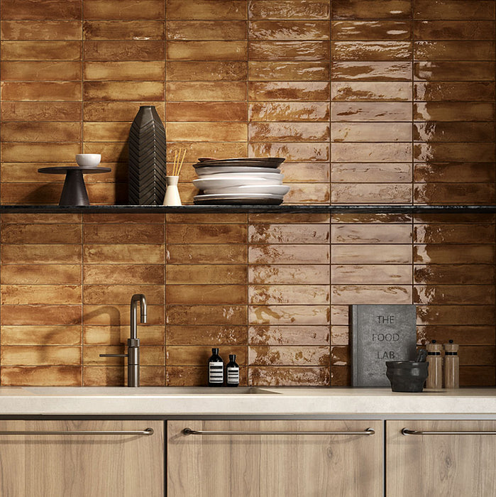 Dettaglio cucina con rivestimento in gres porcellanato effetto mattoncino lucido 6x25 cm della collezione Mojave, colore Ocra di Ceramica Rondine