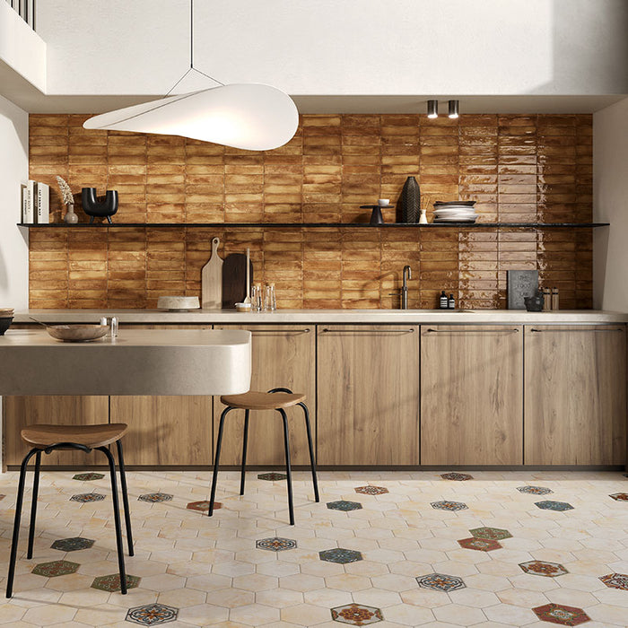 Cucina con rivestimento in gres porcellanato effetto mattoncino lucido 6x25 cm della collezione Mojave, colore Ocra di Ceramica Rondine