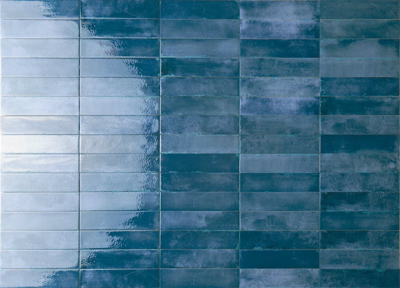 Dettaglio piastrella per rivestimento in gres porcellanato effetto mattoncino lucido 6x25 cm della collezione Mojave, colore Blu di Ceramica Rondine