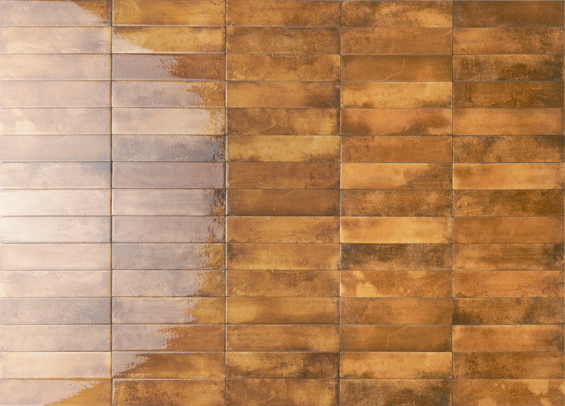 Dettaglio piastrella per rivestimento in gres porcellanato effetto mattoncino lucido 6x25 cm della collezione Mojave, colore Ocra di Ceramica Rondine