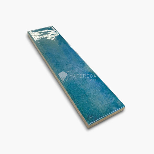 Piastrella da rivestimento in gres porcellanato effetto mattoncino lucido 6x25 cm, collezione Mojave Sea Water di Ceramica Rondine. Piastrelle blu e verdi per pareti di bagno e cucina.