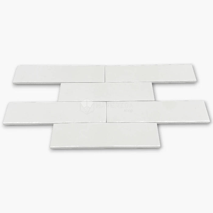 Rivestimento in gres porcellanato effetto mattoncino lucido 6x25 cm, collezione Mojave White di Ceramica Rondine. Piastrelle Bianche con posa a correre sfalsata per pareti di bagno e cucina.