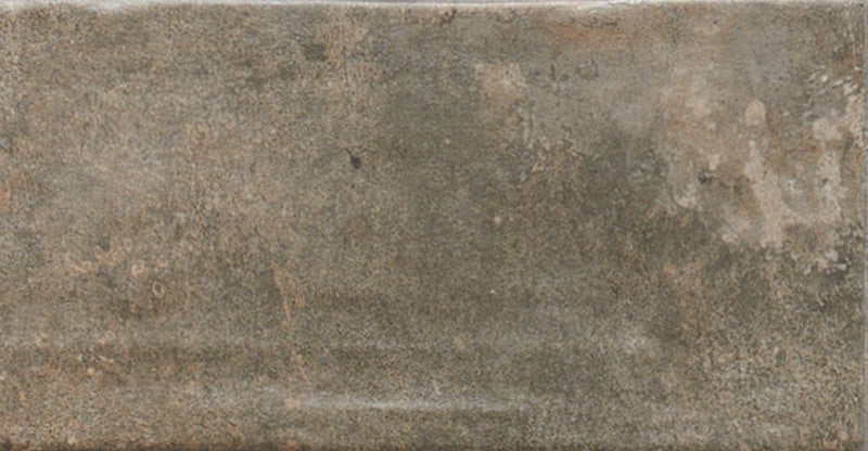 Dettaglio piastrella per pavimento e rivestimento in gres porcellanato effetto cotto opaco 13x25 cm della collezione Recovery Stone, colore Mud di Ceramica Rondine
