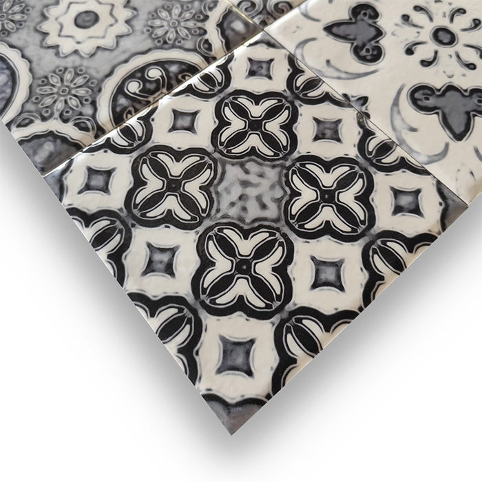 Dettaglio piastrella stile maiolica vietrese, collezione Maioliche di ceramiche Valsecchia colore mix black & white 15x15 