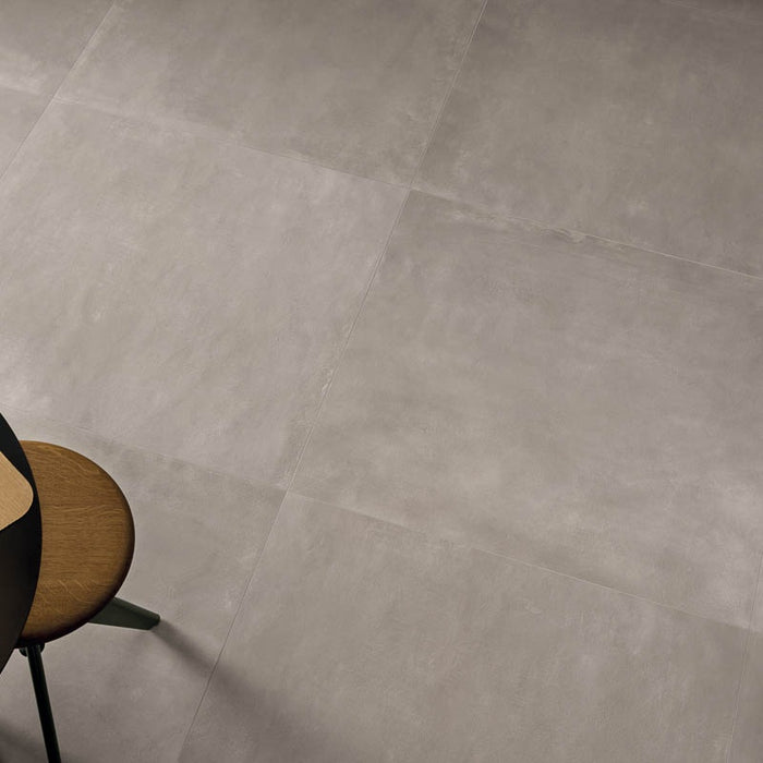 Dettaglio piastrella da pavimento e rivestimento in gres porcellanato effetto cemento industriale della collezione Make di Gardenia Orchidea, formato 60x60, colore Ash