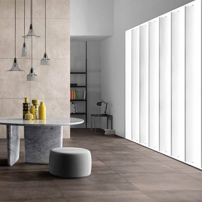 Dettaglio piastrella da pavimento e rivestimento in gres porcellanato effetto cemento industriale della collezione Make di Gardenia Orchidea, formato 80x80, colore Nero Corten