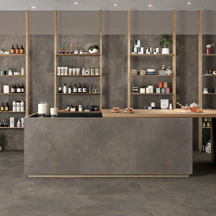 Dettaglio piastrella da pavimento e rivestimento in gres porcellanato effetto cemento industriale della collezione Make di Gardenia Orchidea, formato 60x60, colore Antracite Corten