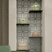 Dettaglio rivestimento negozio borse in gres porcellanato serie Terrasale di Marca Corona, effetto graniglia con decoro geometrico, opaco, formato 20x20 cm, Colore Astro Cenere