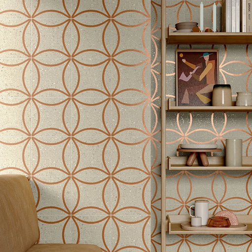 Dettaglio rivestimento salotto in gres porcellanato serie Terrasale di Marca Corona, effetto graniglia con decoro geometrico, opaco, formato 20x20 cm, Colore Astro Sabbia
