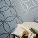 Dettaglio pavimento bagno in gres porcellanato serie Terrasale di Marca Corona, effetto graniglia con decoro geometrico, opaco, formato 20x20 cm, Colore Astro Sorgente