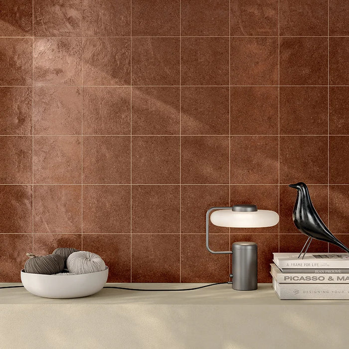 Dettaglio rivestimento salotto in gres porcellanato serie Terrasale di Marca Corona, effetto graniglia, lucido, formato 20x20 cm, Colore Rosso Lacca