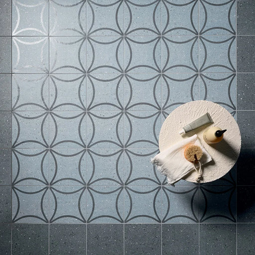 Dettaglio pavimento bagno in gres porcellanato serie Terrasale di Marca Corona, effetto graniglia con decoro geometrico, opaco, formato 20x20 cm, Colore Astro Sorgente