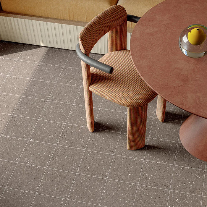Dettaglio pavimento cucina in gres porcellanato serie Terrasale di Marca Corona, effetto graniglia, opaco, formato 20x20 cm, Colore Sughero