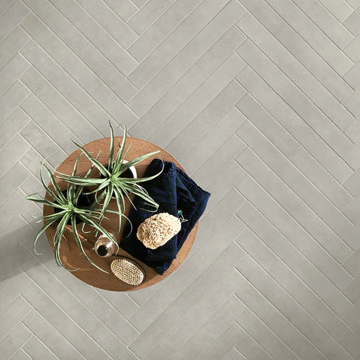 Dettaglio pavimento con posa a lisca di pesce in gres porcellanato serie Longarine Brio di Marca Corona, effetto mattoncino, formato 7.5x60, Colore Betulla