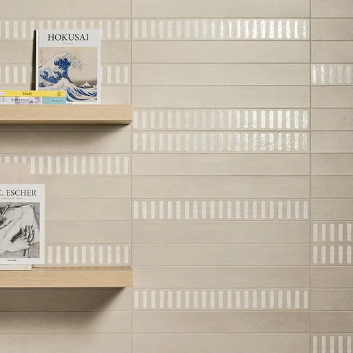 Dettaglio rivestimento in gres porcellanato serie Longarine Calcecreta di Marca Corona, effetto mattoncino rigato, formato 7.5x60, Colore Manto Argilla