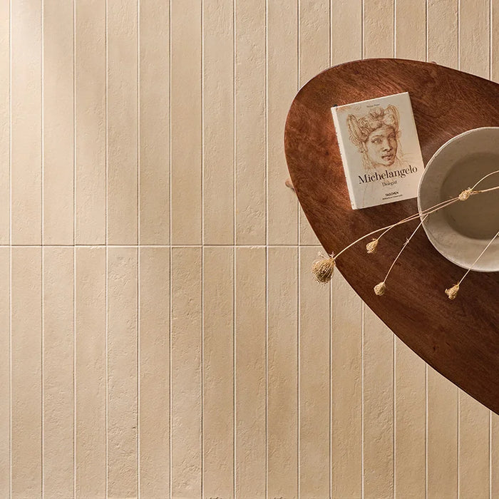 Dettaglio pavimento in gres porcellanato serie Longarine Calcecreta di Marca Corona, effetto mattoncino, formato 7.5x60, Colore Bisque