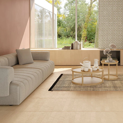Salotto moderno con pavimento e rivestimento in gres porcellanato serie Longarine Calcecreta di Marca Corona, effetto mattoncino, formato 7.5x60, Colore Bisque