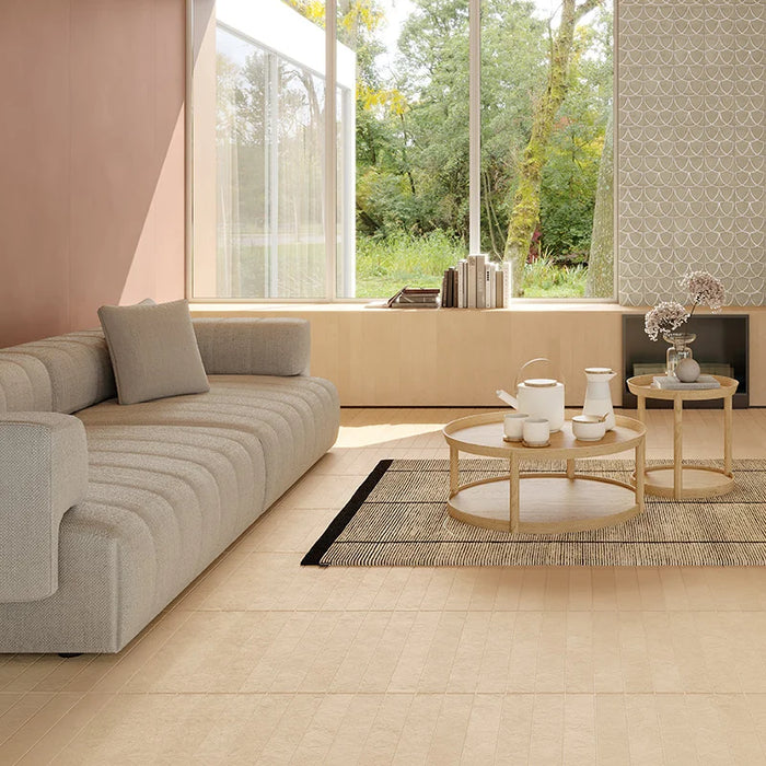 Salotto moderno con pavimento e rivestimento in gres porcellanato serie Longarine Calcecreta di Marca Corona, effetto mattoncino, formato 7.5x60, Colore Bisque