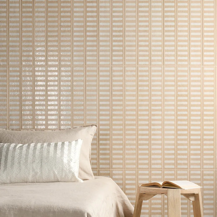 Dettaglio camera da letto con rivestimento in gres porcellanato serie Longarine Calcecreta di Marca Corona, effetto mattoncino rigato, formato 7.5x60, Colore Manto Bisque