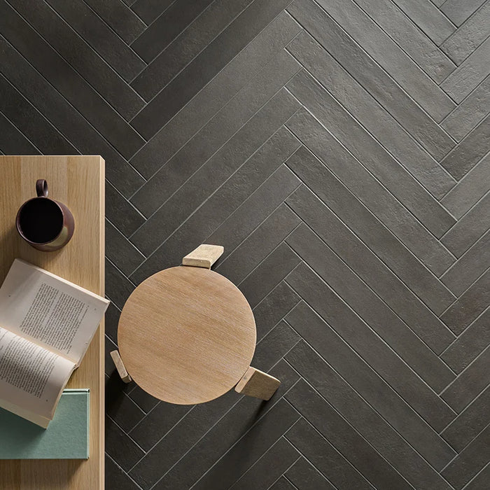 Dettaglio pavimento in gres porcellanato serie Longarine Calcecreta di Marca Corona, effetto mattoncino, formato 7.5x60, Colore Ombra