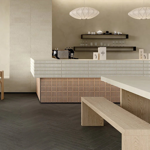 Bar moderno con pavimento e rivestimento in gres porcellanato serie Longarine Calcecreta di Marca Corona, effetto mattoncino, formato 7.5x60, Colore Ombra