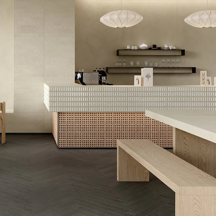 Bar moderno con pavimento e rivestimento in gres porcellanato serie Longarine Calcecreta di Marca Corona, effetto mattoncino, formato 7.5x60, Colore Ombra