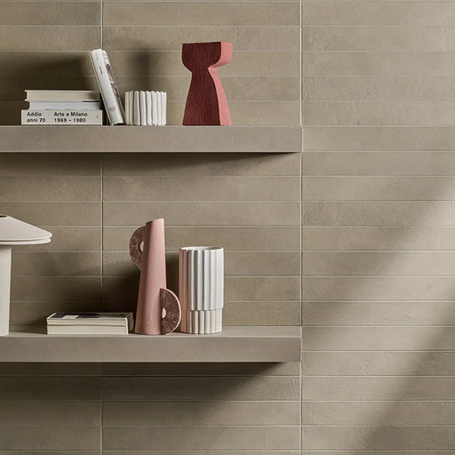 Dettaglio rivestimento in gres porcellanato serie Longarine Calcecreta di Marca Corona, effetto mattoncino, formato 7.5x60, Colore Selva