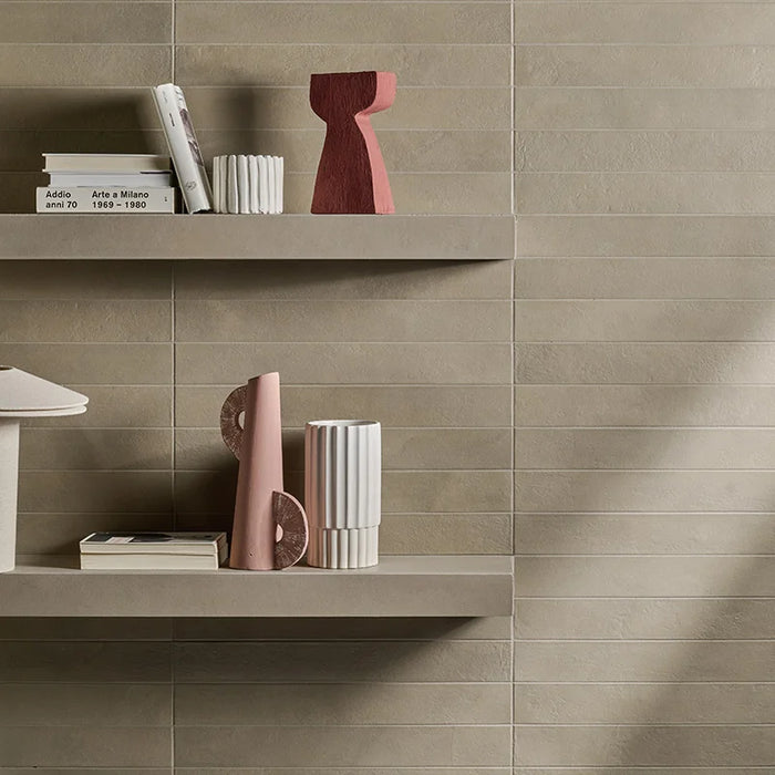 Dettaglio rivestimento in gres porcellanato serie Longarine Calcecreta di Marca Corona, effetto mattoncino, formato 7.5x60, Colore Selva