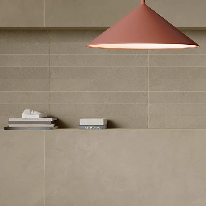 Dettaglio rivestimento in gres porcellanato serie Longarine Calcecreta di Marca Corona, effetto mattoncino, formato 7.5x60, Colore Selva