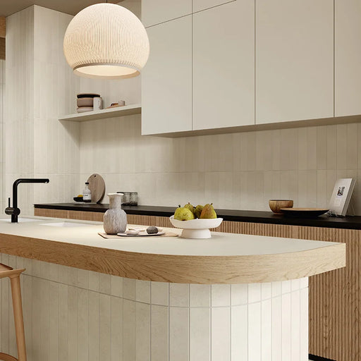 Cucina moderna con rivestimento in gres porcellanato serie Longarine Calcecreta di Marca Corona, effetto mattoncino, formato 7.5x60, Colore Spuma