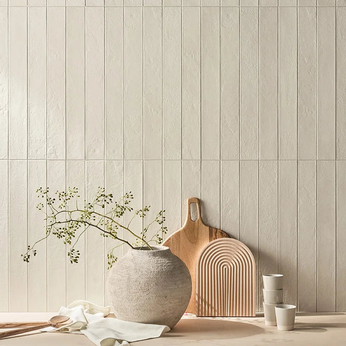 Dettaglio cucina con rivestimento in gres porcellanato serie Longarine Calcecreta di Marca Corona, effetto mattoncino, formato 7.5x60, Colore Spuma