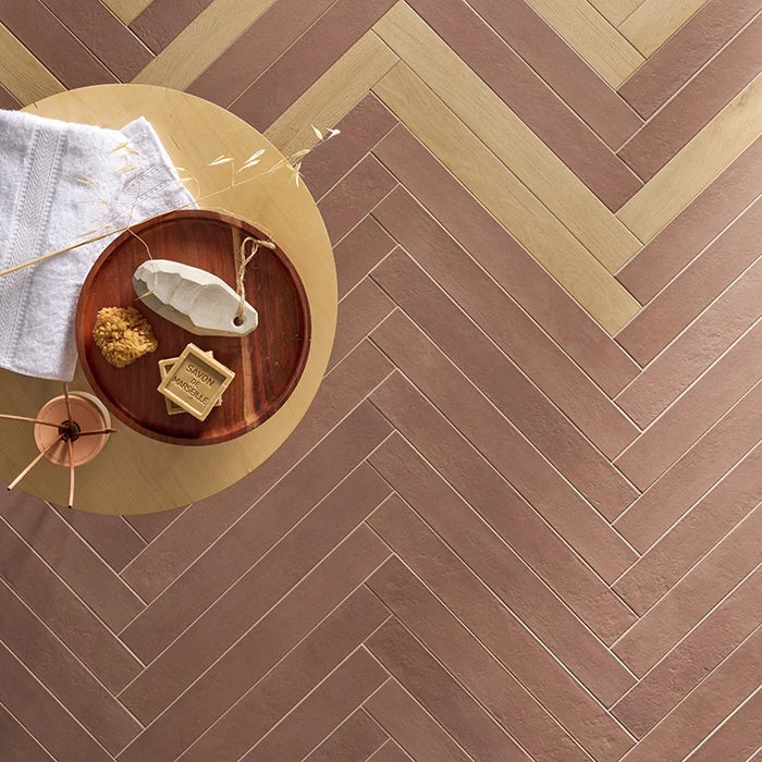 Dettaglio pavimento in gres porcellanato serie Longarine Calcecreta di Marca Corona, effetto mattoncino, formato 7.5x60, Colore Terracotta