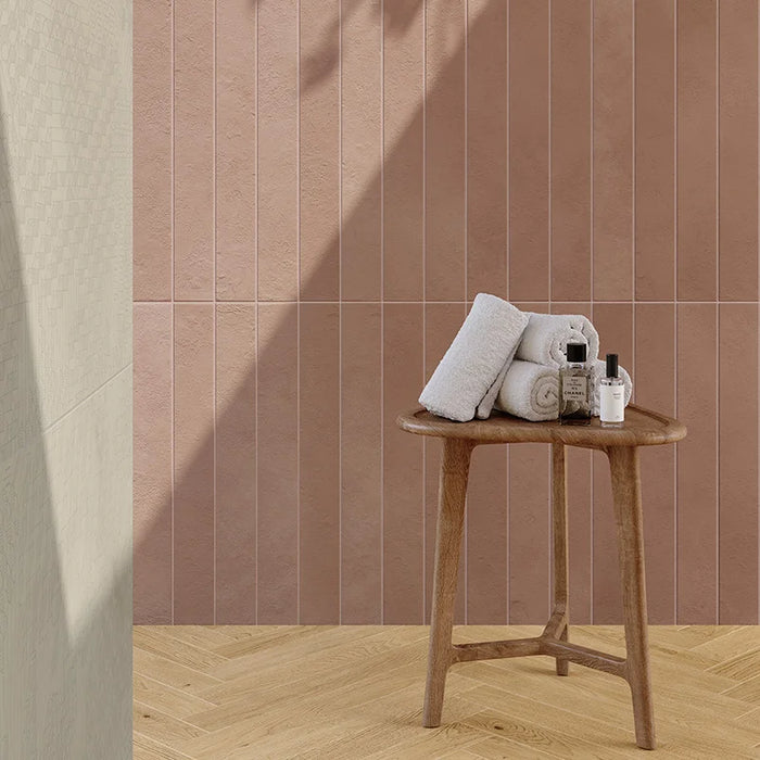 Dettaglio rivestimento in gres porcellanato serie Longarine Calcecreta di Marca Corona, effetto mattoncino, formato 7.5x60, Colore Terracotta