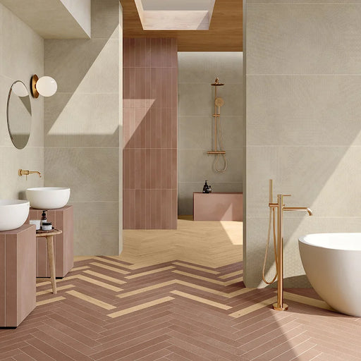 Bagno moderno con pavimento e rivestimento in gres porcellanato serie Longarine Calcecreta di Marca Corona, effetto mattoncino, formato 7.5x60, Colore Terracotta