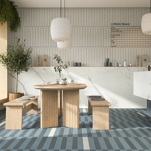 Cucina moderna con pavimento in gres porcellanato serie Longarine Brio di Marca Corona, effetto mattoncino, formato 7.5x60, Colore Ginepro