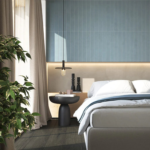 Dettaglio camera da letto con rivestimento in gres porcellanato serie Longarine Brio di Marca Corona, effetto mattoncino, formato 7.5x60, Colore Fiordaliso