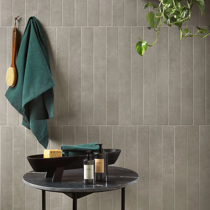 Dettaglio bagno moderno con rivestimento in gres porcellanato serie Longarine Brio di Marca Corona, effetto mattoncino, formato 7.5x60, Colore Pimento