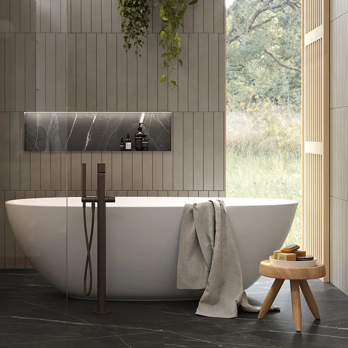 Dettaglio bagno moderno con rivestimento in gres porcellanato serie Longarine Brio di Marca Corona, effetto mattoncino, formato 7.5x60, Colore Pimento
