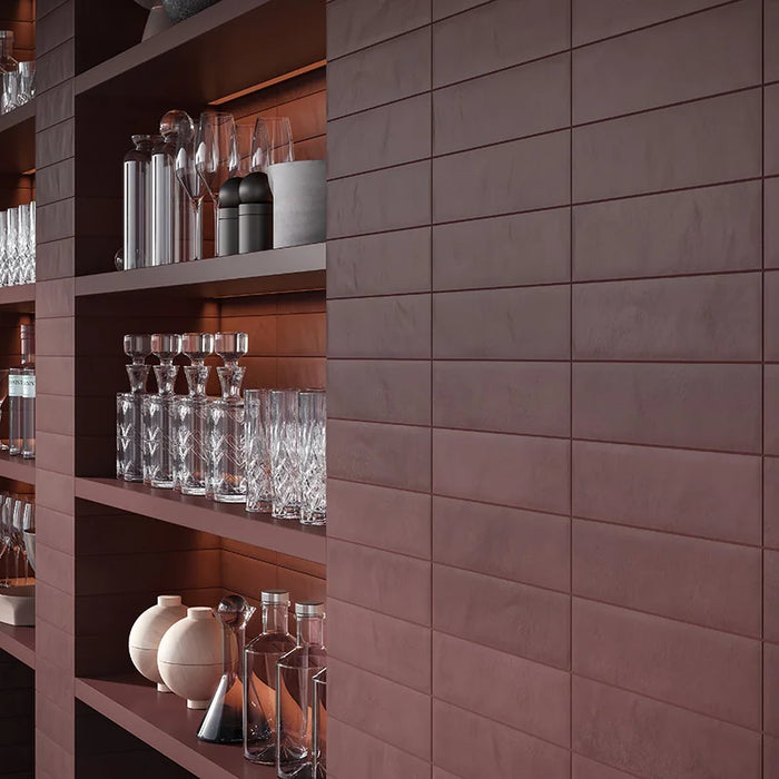Dettaglio Bar moderno con rivestimento in gres porcellanato serie Miniature Cera di Marca Corona, effetto mattoncino vellutato, formato 6x24, Colore Amaranto Jam