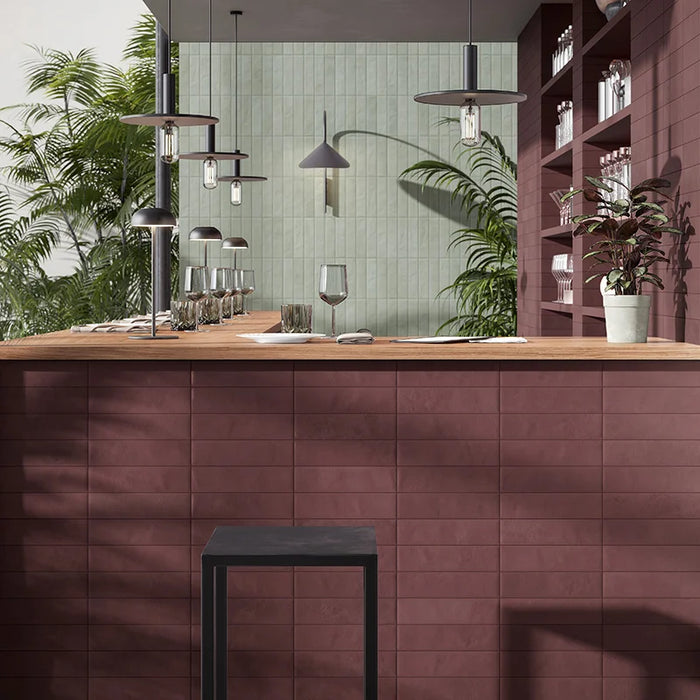 Bar moderno con rivestimento in gres porcellanato serie Miniature Cera di Marca Corona, effetto mattoncino vellutato, formato 6x24, Colore Amaranto Jam