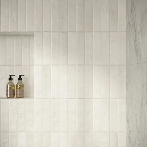 Dettaglio bagno con rivestimento in gres porcellanato serie Miniature Cera di Marca Corona, effetto mattoncino vellutato, formato 6x24, Colore Bianco Latte