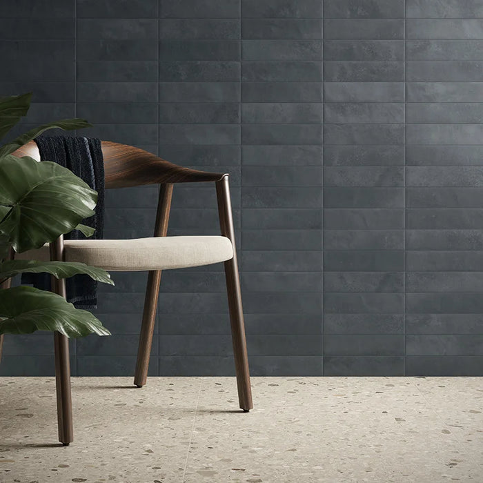 Dettaglio Bagno di lusso moderno da rivestimento in gres porcellanato serie Miniature Cera di Marca Corona, effetto mattoncino vellutato, formato 6x24, Colore Blu Notte